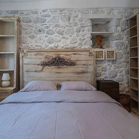 Tuerkbuekue Rustik Bakimli Tas Ev Bodrum