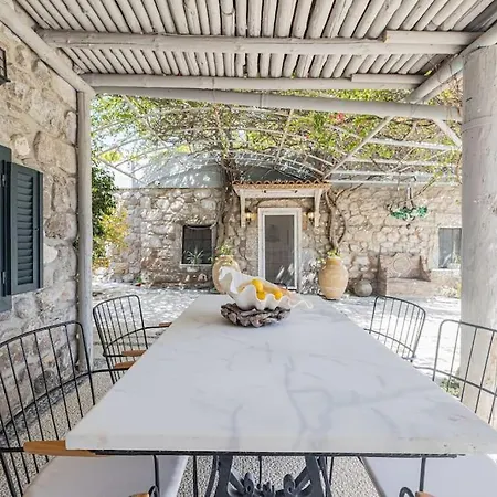 Vila Tuerkbuekue Rustik Bakimli Tas Ev Bodrum